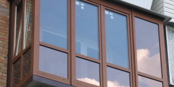 Тёплое остекление пластиковыми окнами «под дерево» с энергосберегающими стеклопакетами 24мм