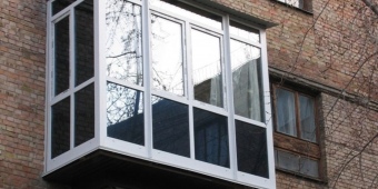 Французское остекление балкона конструкцией из теплосберегающего профиля ПВХ и стеклопакетов с тонировкой