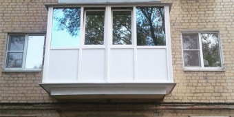 Французское остекление балкона с глухими вставками по низу и теплой внутренней отделкой 