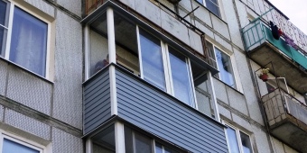 Холодное остекление П-образного балкона с внутренней отделкой стен, пола и потолка, снаружи сайдинг