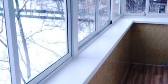 Холодное остекление балкона с внутренней обшивкой пластиковыми панелями, черновая отделка пола под покрытие
