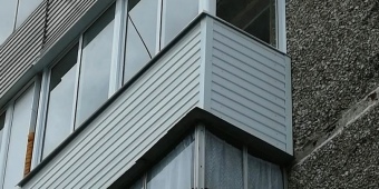 Холодное остекление балкона алюминиевой системой, отделка снаружи сайдингом, внутренняя отделка панелями ПВХ
