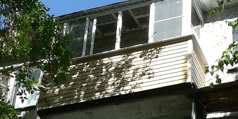 Холодное остекление балкона алюминиевой раздвижкой, внешняя отделка сайдингом, монтаж независимой крыши