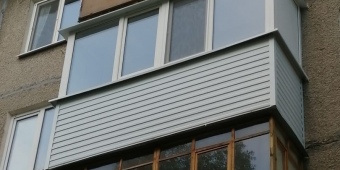Теплое остекление балкона пластиковым 5-ти камерным профилем VEKA, внешняя отделка сайдингом, козырёк, отлив